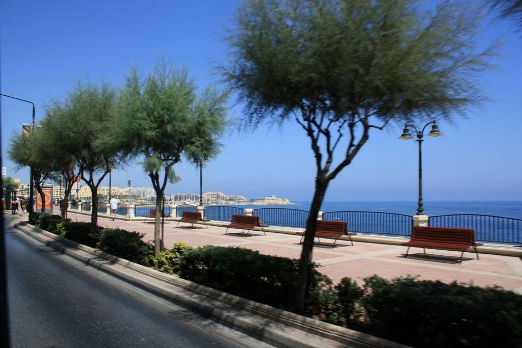 Stylish Seaview Apartment In A Prime Location Sliema Exterior photo